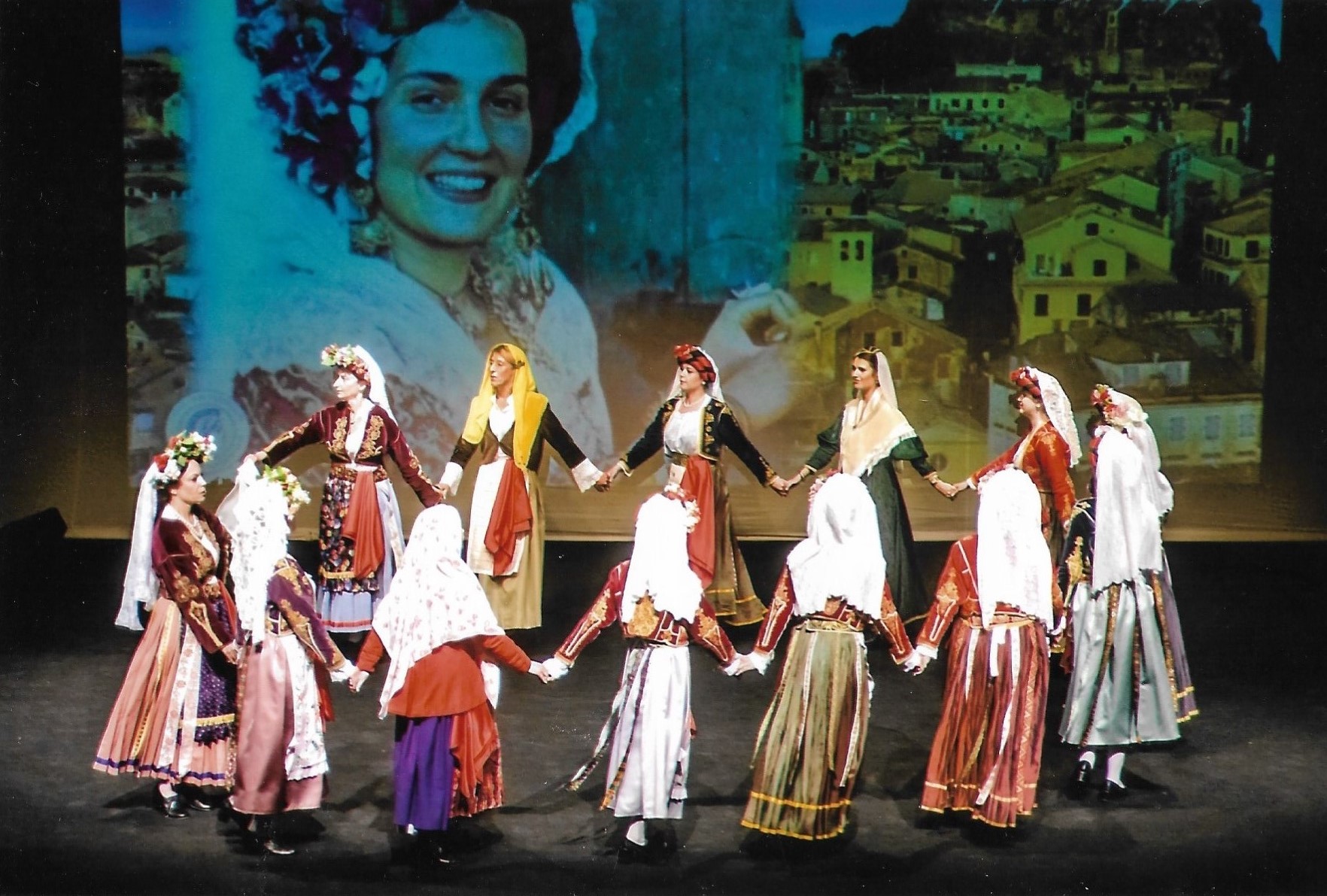 Χορευτές του Λυκείου Ελληνίδων-Παραρτήματος Αργοστολίου σε παράσταση