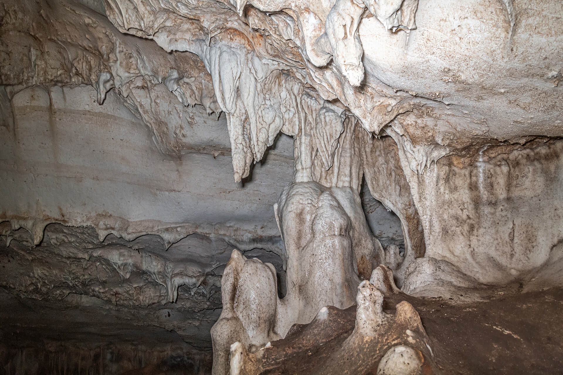 Σταλακτίτες, σταλαγμίτες και κολώνες στο εσωτερικό του σπηλαίου