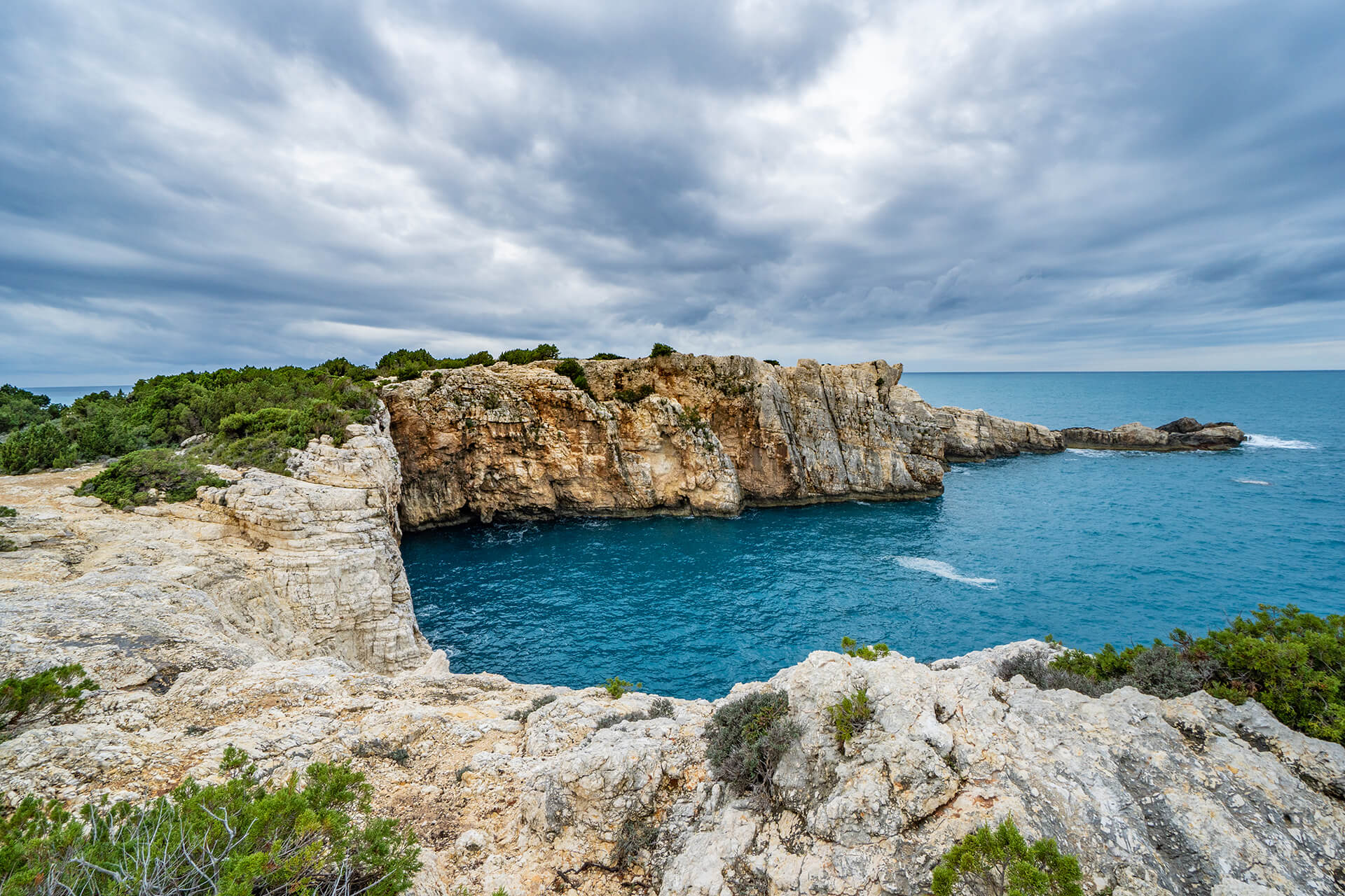 «Παράκτιοι ριξηγενείς κρημνοί»