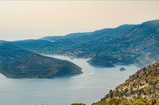 Θέα προς το Βαθύ από τον δρόμο που οδηγεί στην Ι.Μ. Καθαρών
